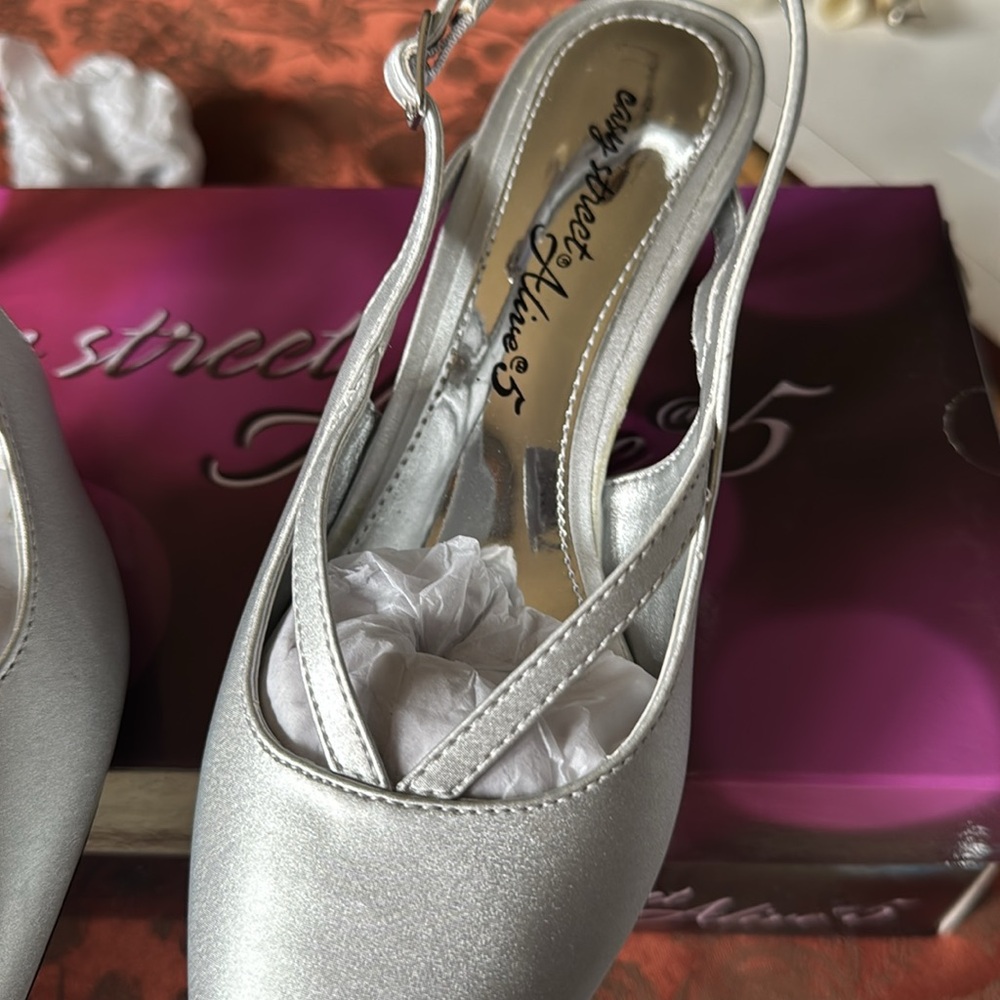 Elegant Silver Women's Slingback Shoes Never Worn Size 6W - Picture 6 of 12